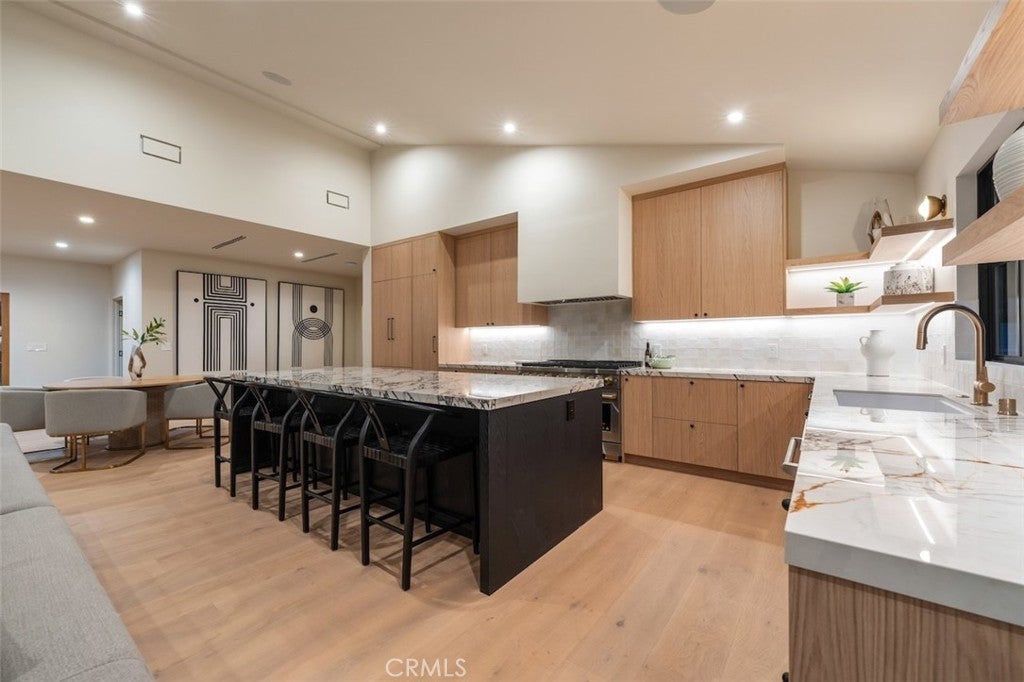 Northridge, California, 91325, United States, 4 Bedrooms Bedrooms, ,4 BathroomsBathrooms,Residential,Active,2030583