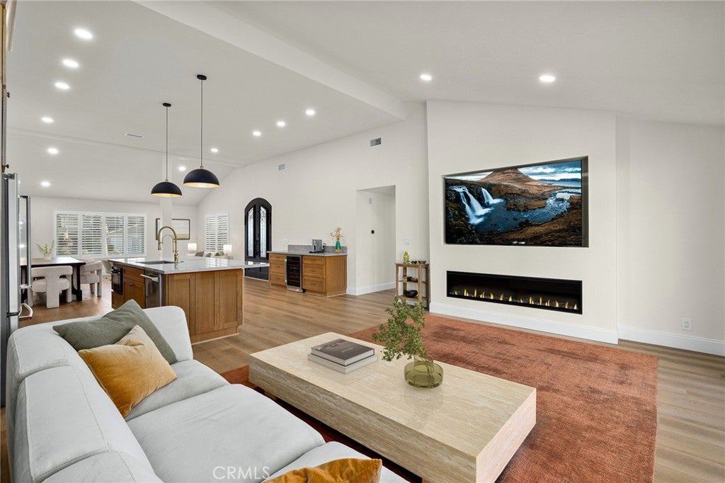La Verne, California, 91750, United States, 4 Bedrooms Bedrooms, ,2 BathroomsBathrooms,Residential,Active,1944065