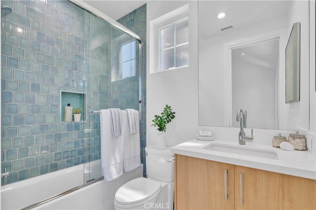 Redondo Beach, California, 90278, United States, 5 Bedrooms Bedrooms, ,5 BathroomsBathrooms,Residential,Active,1959976