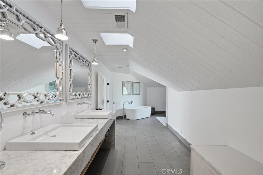 Agoura Hills, California, 91301, United States, 4 Bedrooms Bedrooms, ,5 BathroomsBathrooms,Residential,Active,1966025