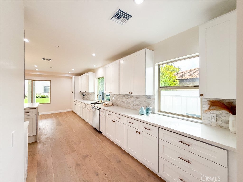 Pasadena, California, 91107, United States, 7 Bedrooms Bedrooms, ,8 BathroomsBathrooms,Residential,Active,1944066