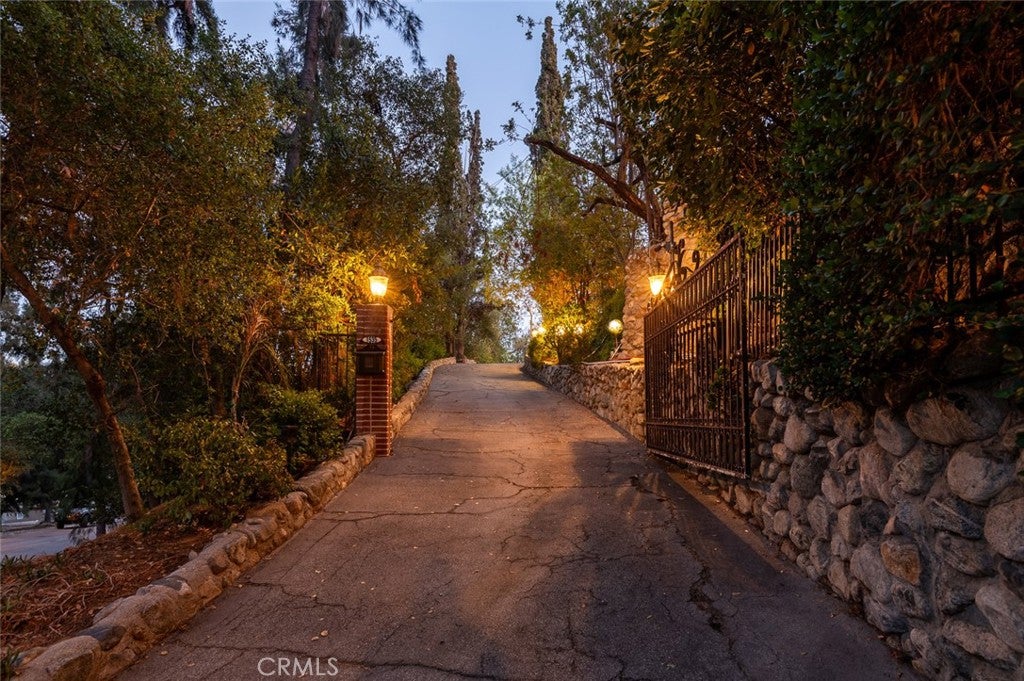 Glendale, California, 91207, United States, 4 Bedrooms Bedrooms, ,4 BathroomsBathrooms,Residential,Active,1945087