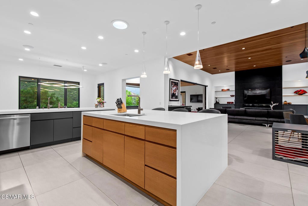 Westlake Village, California, 91361, United States, 4 Bedrooms Bedrooms, ,6 BathroomsBathrooms,Residential,Active,1989774