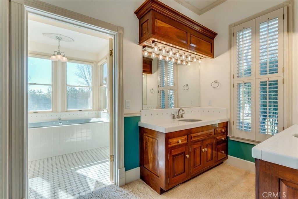 Paso Robles, California, 93446, United States, 4 Bedrooms Bedrooms, ,5 BathroomsBathrooms,Residential,Active,2016421