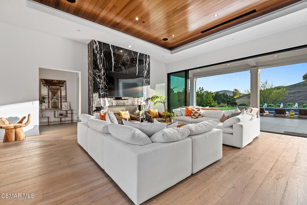 Thousand Oaks, California, 91362, United States, 5 Bedrooms Bedrooms, ,7 BathroomsBathrooms,Residential,Active,1900211
