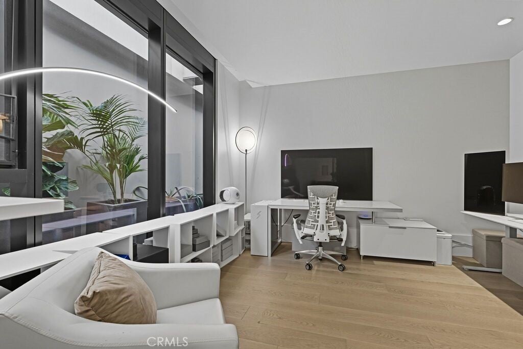 Los Angeles, California, 90069, United States, 2 Bedrooms Bedrooms, ,3 BathroomsBathrooms,Residential,Active,1995278