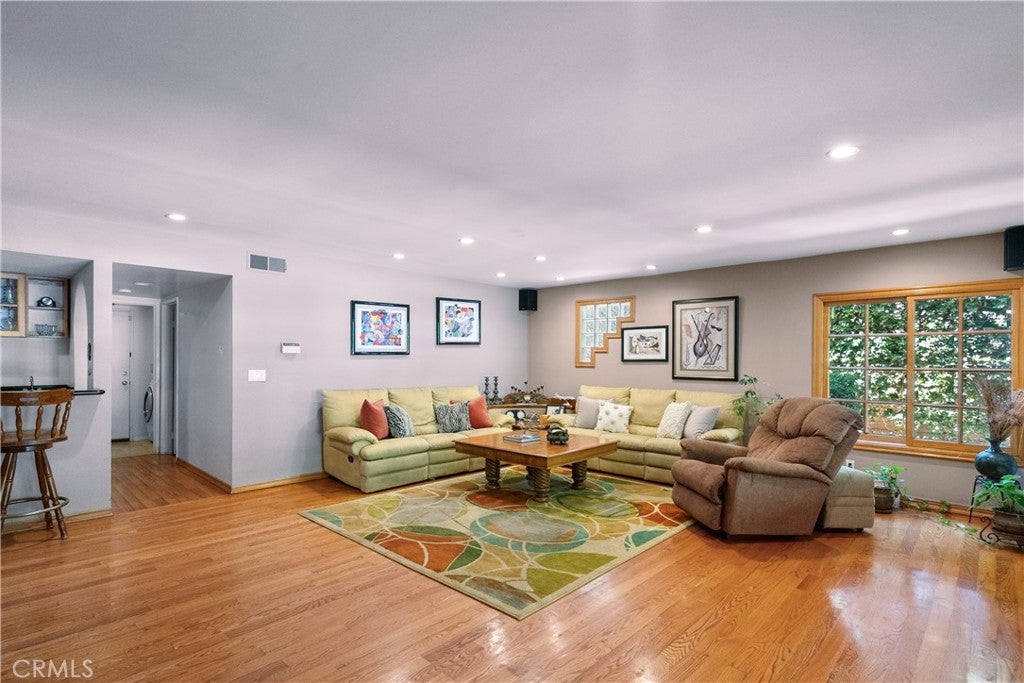 Northridge, California, 91324, United States, 5 Bedrooms Bedrooms, ,4 BathroomsBathrooms,Residential,Active,1952628