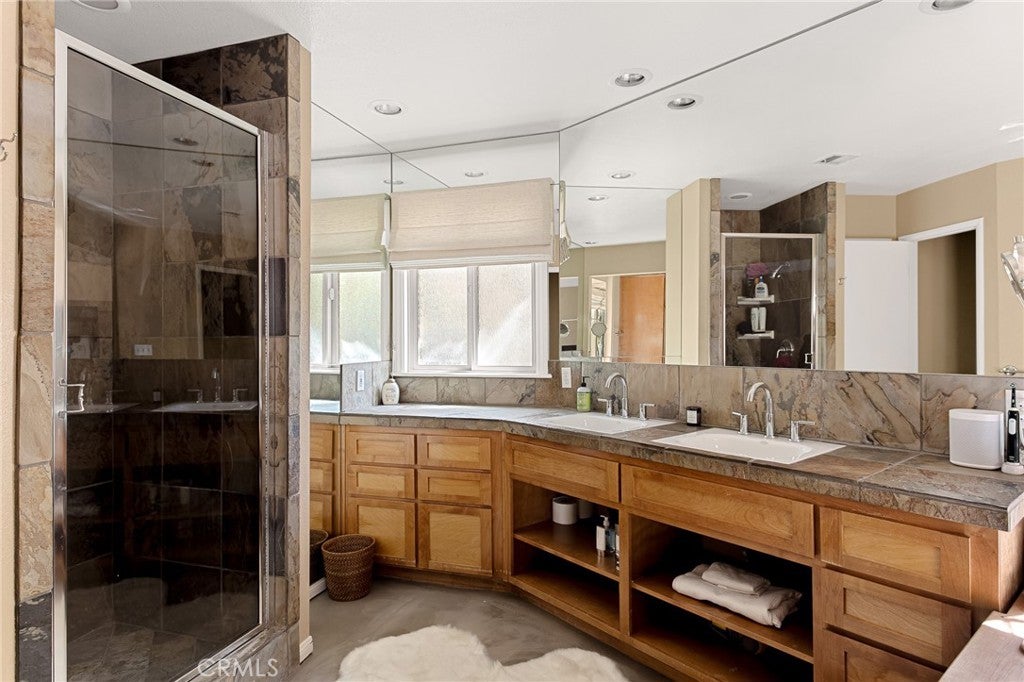 Lake Arrowhead, California, 92352, United States, 4 Bedrooms Bedrooms, ,4 BathroomsBathrooms,Residential,Active,1824526
