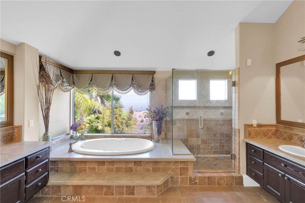 Walnut, California, 91789, United States, 5 Bedrooms Bedrooms, ,5 BathroomsBathrooms,Residential,Active,1952624