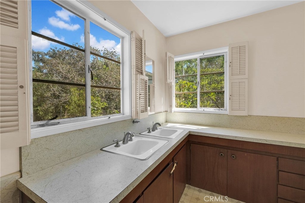 Los Angeles, California, 90039, United States, 4 Bedrooms Bedrooms, ,3 BathroomsBathrooms,Residential,Active,1892396