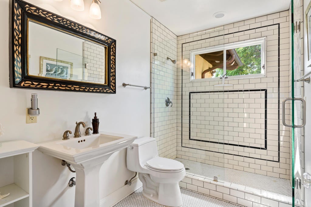 Ventura, California, 93001, United States, 3 Bedrooms Bedrooms, ,3 BathroomsBathrooms,Residential,Active,1944044