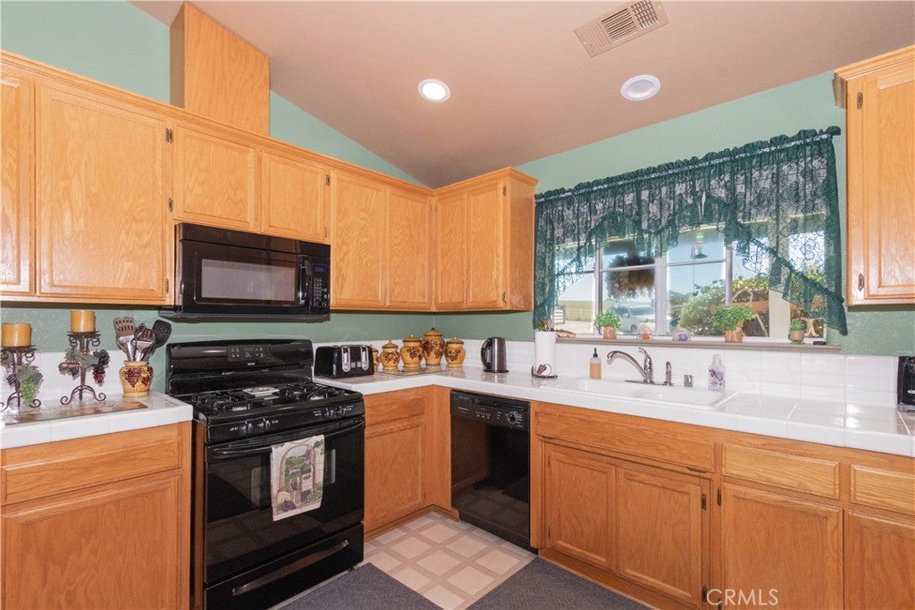 Paso Robles, California, 93446, United States, 3 Bedrooms Bedrooms, ,2 BathroomsBathrooms,Residential,Active,1985552