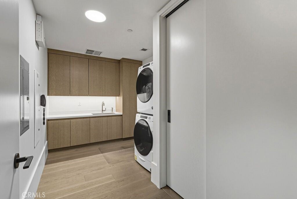 Los Angeles, California, 90069, United States, 2 Bedrooms Bedrooms, ,3 BathroomsBathrooms,Residential,Active,1995278