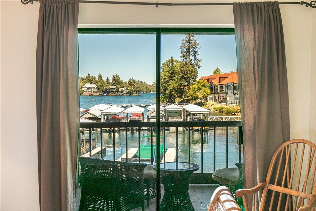 Lake Arrowhead, California, 92352, United States, 2 Bedrooms Bedrooms, ,3 BathroomsBathrooms,Residential,Active,1908134
