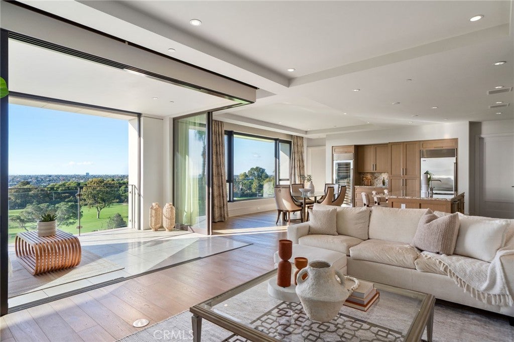 Newport Beach, California, 92660, United States, 2 Bedrooms Bedrooms, ,3 BathroomsBathrooms,Residential,Active,2009419