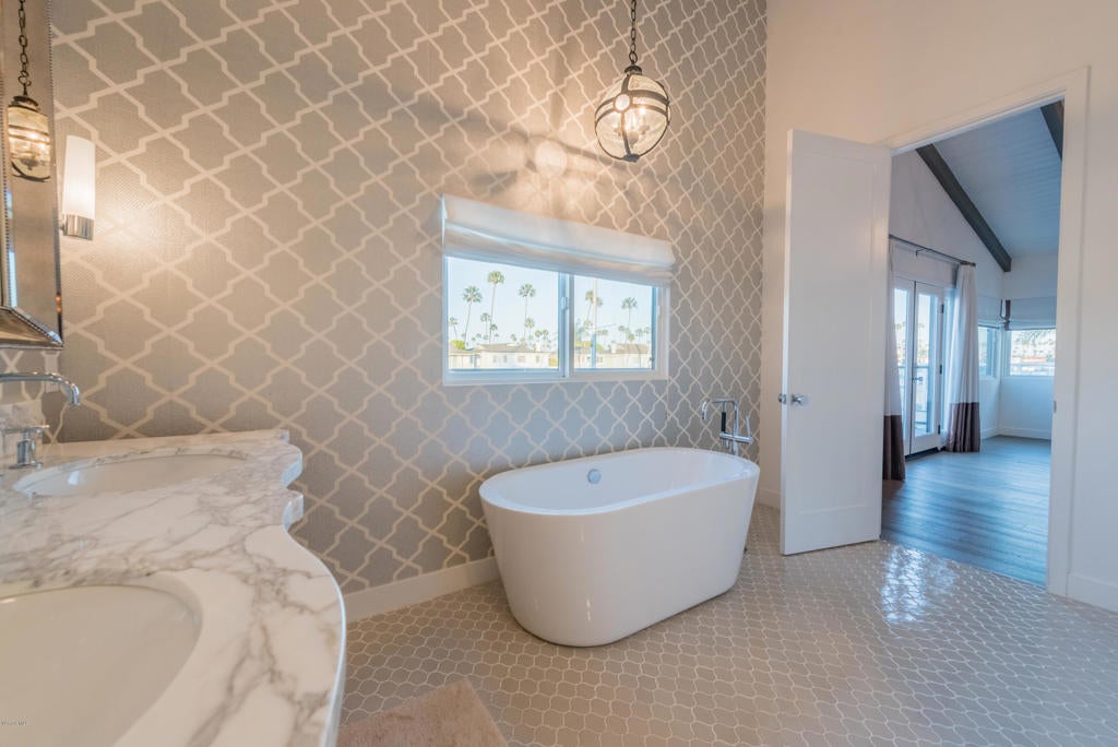 Ventura, California, 93001, United States, 3 Bedrooms Bedrooms, ,3 BathroomsBathrooms,Residential,Contingent,1944076
