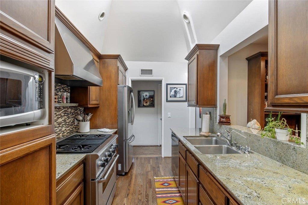 North Hollywood, California, 91602, United States, 4 Bedrooms Bedrooms, ,2 BathroomsBathrooms,Residential,Active,1954309