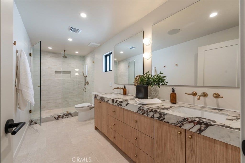 Northridge, California, 91325, United States, 4 Bedrooms Bedrooms, ,4 BathroomsBathrooms,Residential,Active,2030583