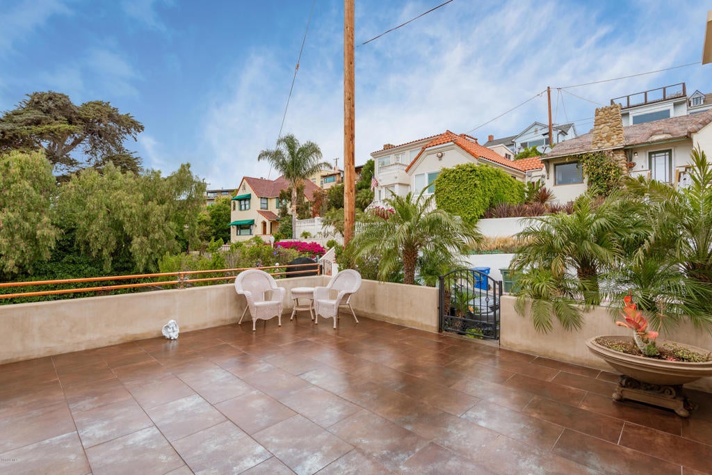 Ventura, California, 93001, United States, 2 Bedrooms Bedrooms, ,3 BathroomsBathrooms,Residential,Active,1944022