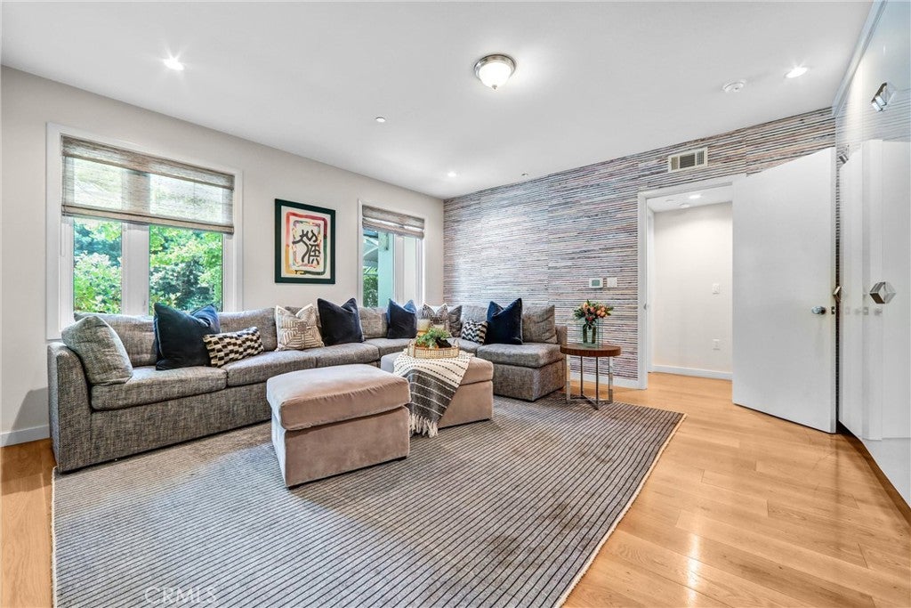 Pasadena, California, 91106, United States, 6 Bedrooms Bedrooms, ,9 BathroomsBathrooms,Residential,Active,1898207