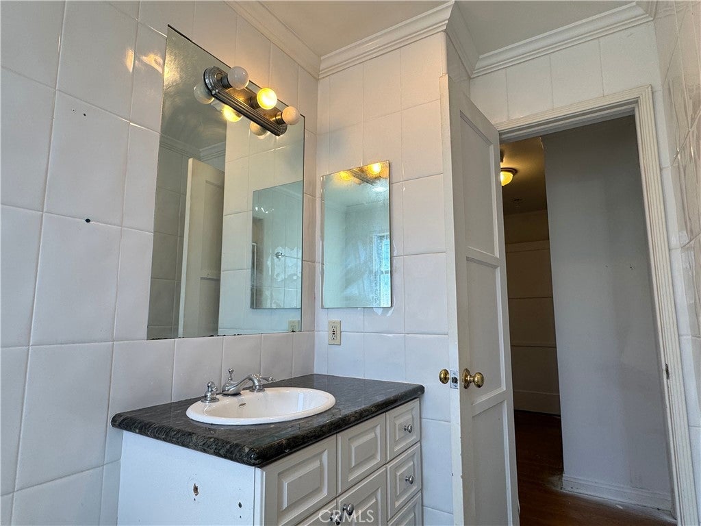 Los Angeles, California, 90036, United States, 5 Bedrooms Bedrooms, ,4 BathroomsBathrooms,Residential,Active,1952991