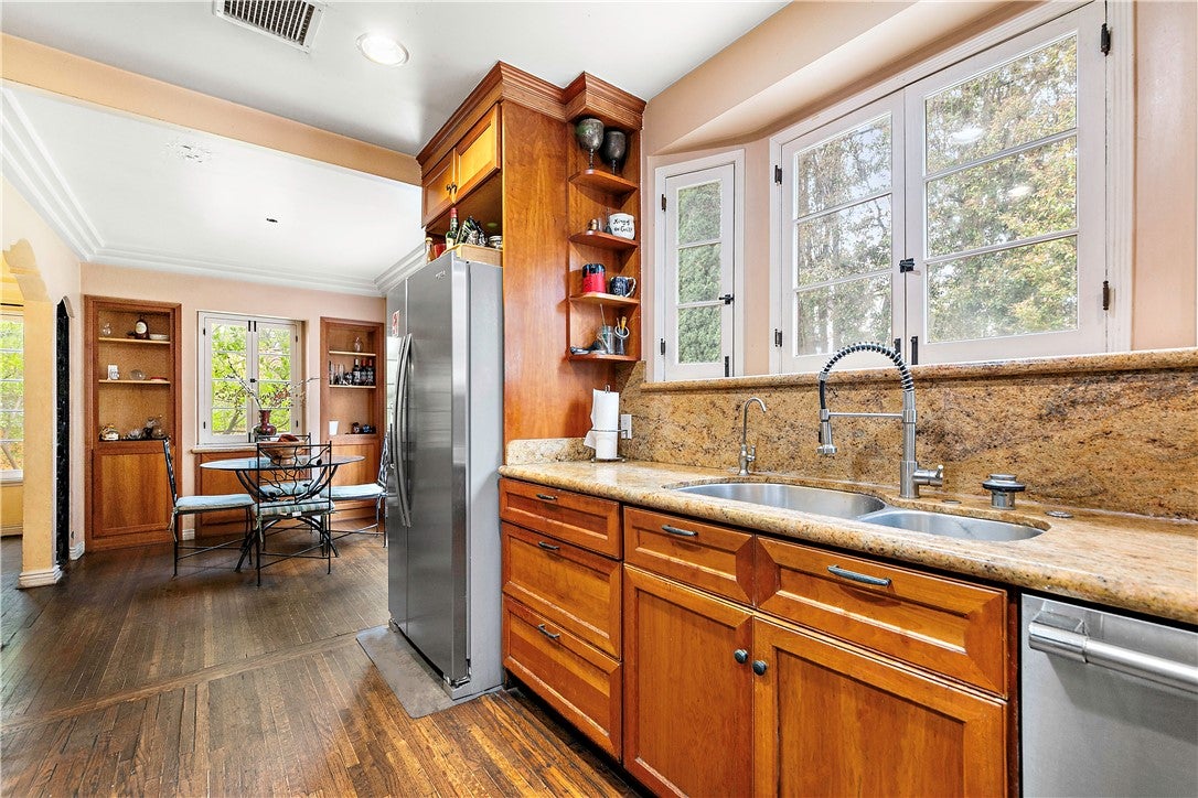 Los Angeles, California, 90035, United States, 3 Bedrooms Bedrooms, ,2 BathroomsBathrooms,Residential,Active,1922738
