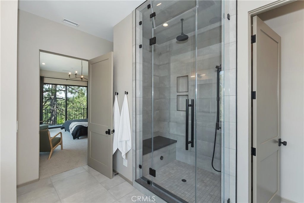 Lake Arrowhead, California, 92352, United States, 3 Bedrooms Bedrooms, ,3 BathroomsBathrooms,Residential,Active,1972160