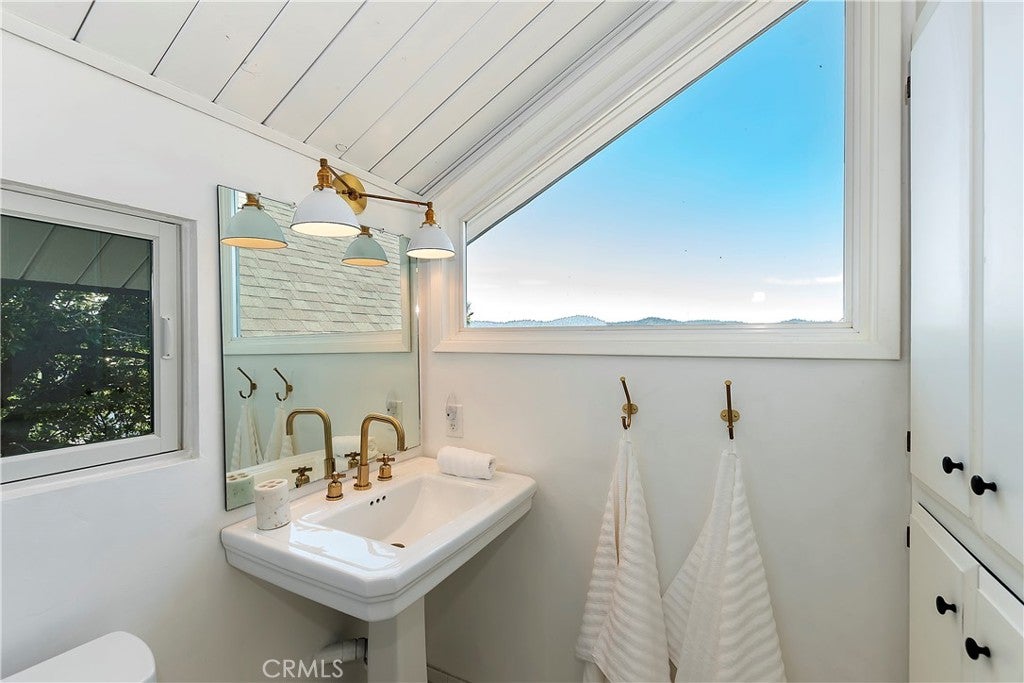 Lake Arrowhead, California, 92352, United States, 4 Bedrooms Bedrooms, ,3 BathroomsBathrooms,Residential,Active,1953250