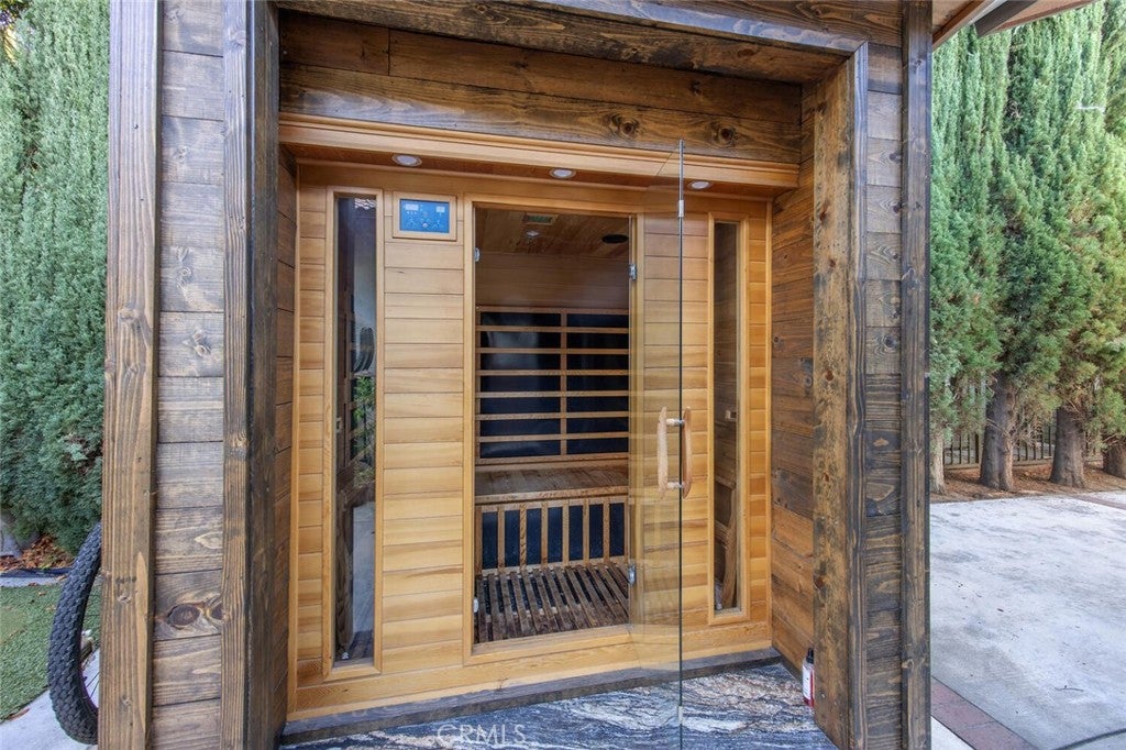 North Hollywood, California, 91602, United States, 4 Bedrooms Bedrooms, ,2 BathroomsBathrooms,Residential,Active,1954309