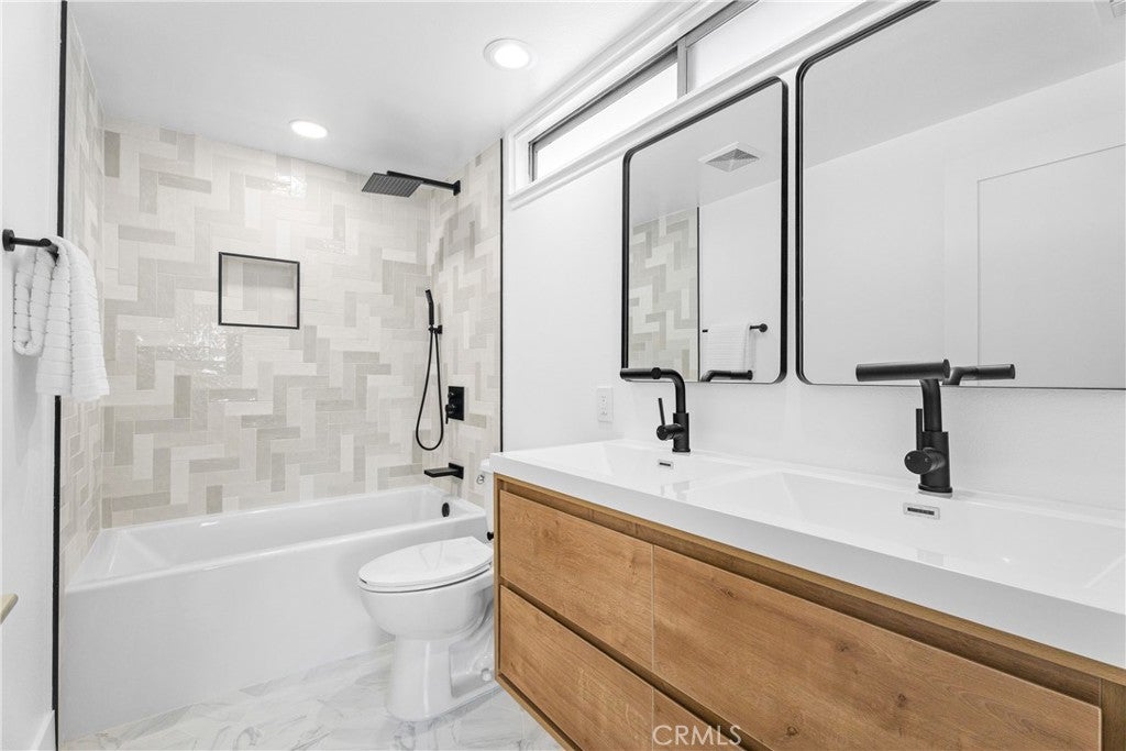 Huntington Beach, California, 92646, United States, 4 Bedrooms Bedrooms, ,5 BathroomsBathrooms,Residential,Active,1969639