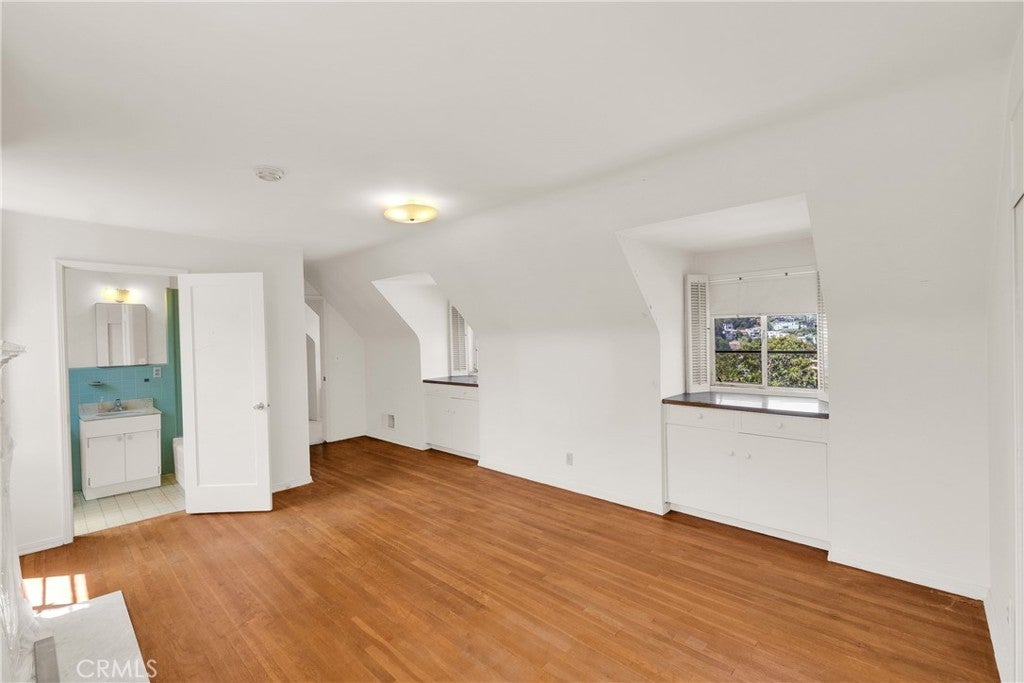 Los Angeles, California, 90039, United States, 4 Bedrooms Bedrooms, ,3 BathroomsBathrooms,Residential,Active,1892396