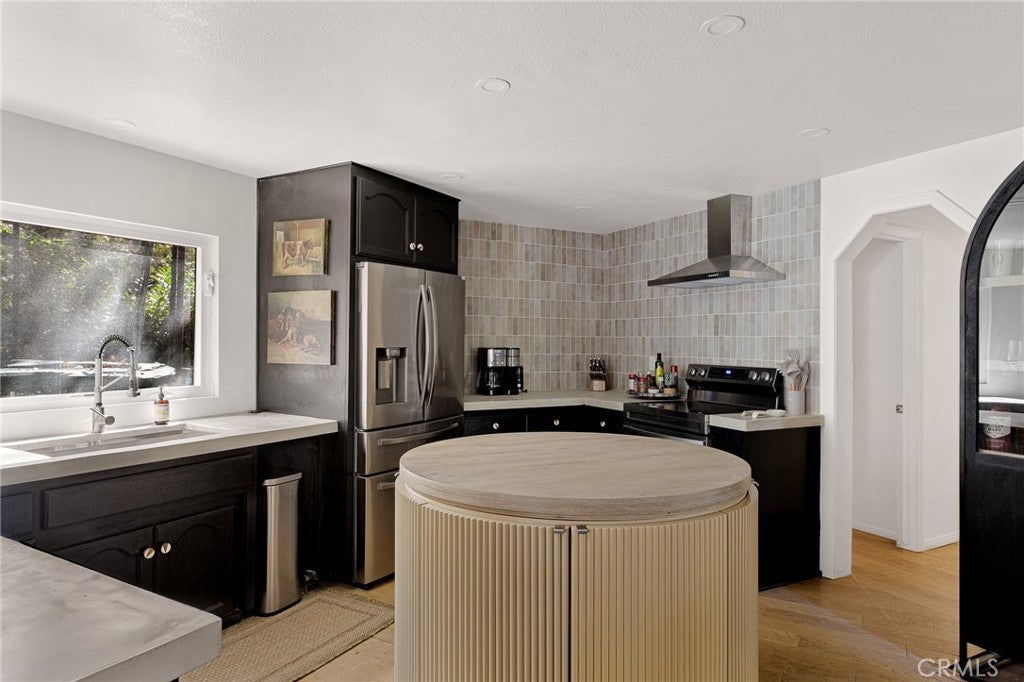 Lake Arrowhead, California, 92352, United States, 4 Bedrooms Bedrooms, ,4 BathroomsBathrooms,Residential,Active,1824526