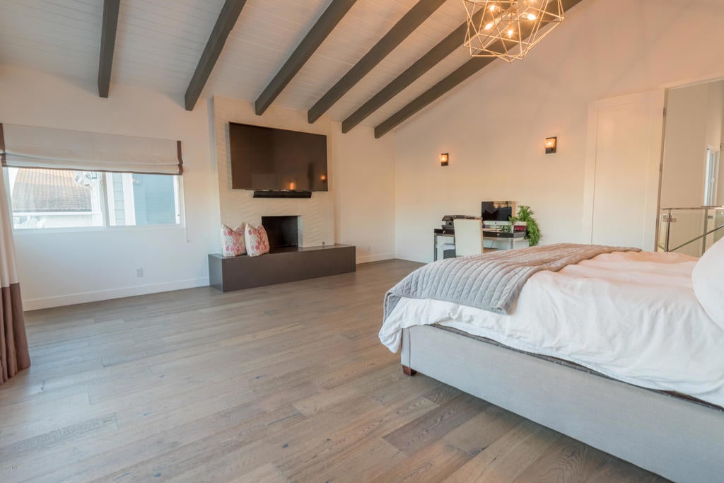 Ventura, California, 93001, United States, 3 Bedrooms Bedrooms, ,3 BathroomsBathrooms,Residential,Contingent,1944076