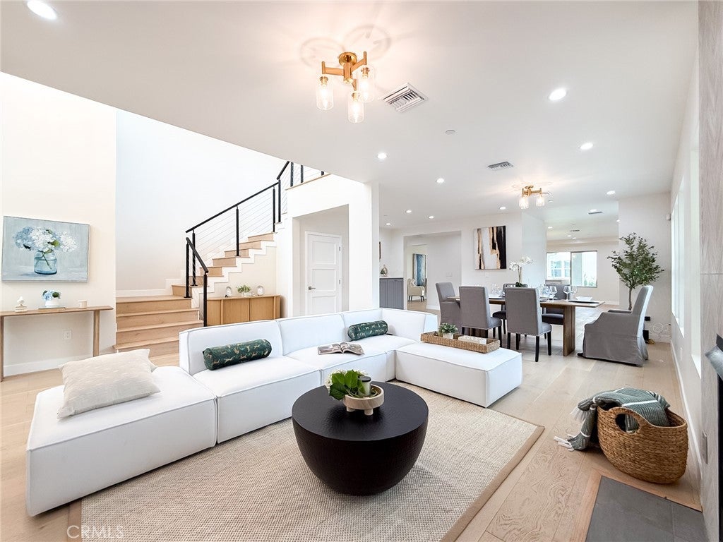 Pasadena, California, 91107, United States, 7 Bedrooms Bedrooms, ,8 BathroomsBathrooms,Residential,Active,1944066