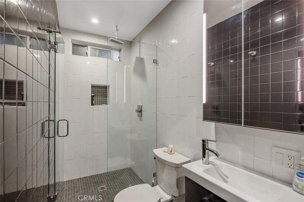 North Hollywood, California, 91602, United States, 4 Bedrooms Bedrooms, ,2 BathroomsBathrooms,Residential,Active,1954309