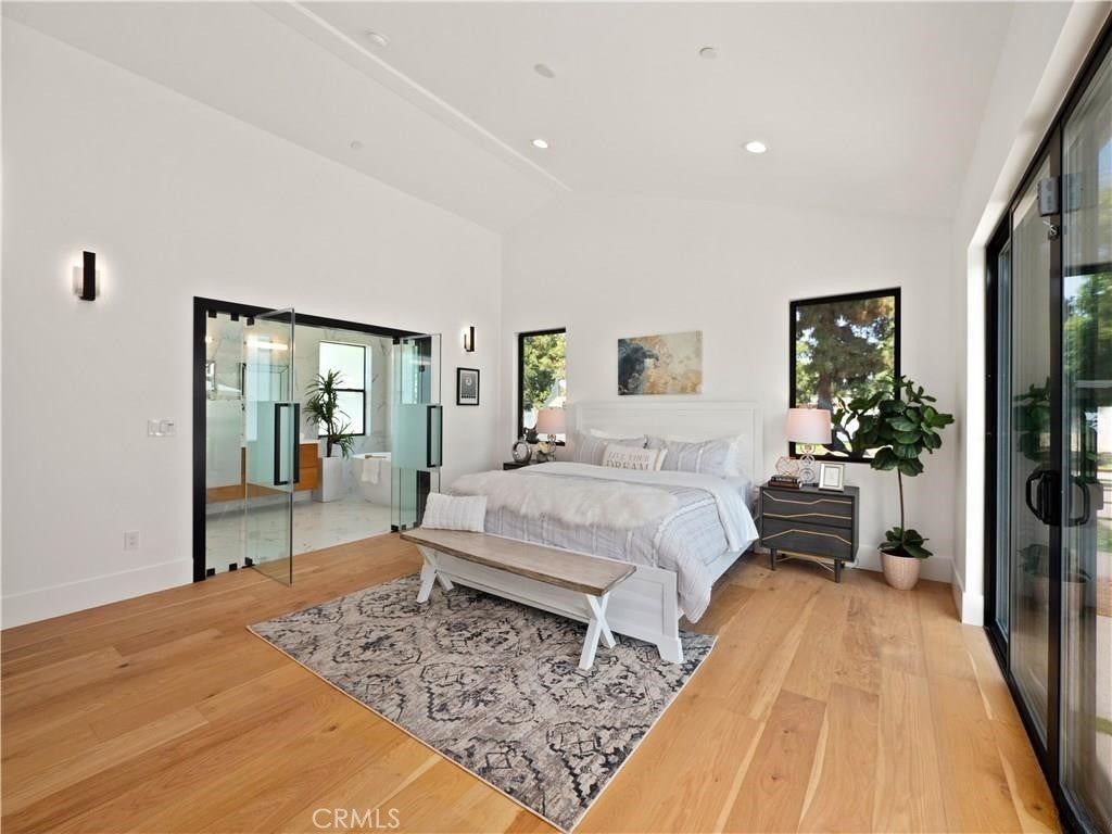 Woodland Hills, California, 91367, United States, 5 Bedrooms Bedrooms, ,5 BathroomsBathrooms,Residential,Pending,1843402