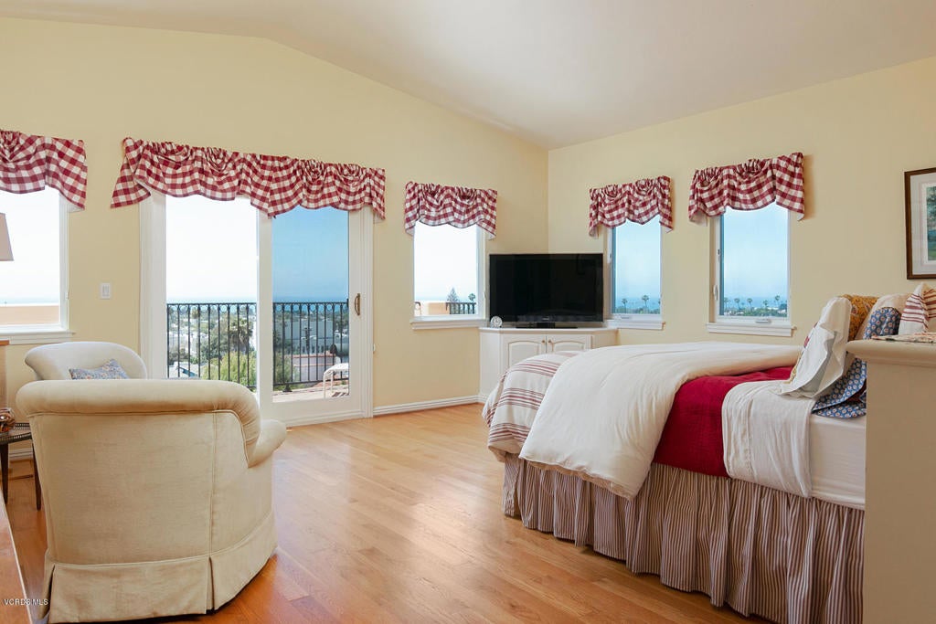 Ventura, California, 93001, United States, 4 Bedrooms Bedrooms, ,4 BathroomsBathrooms,Residential,Contingent,1944037