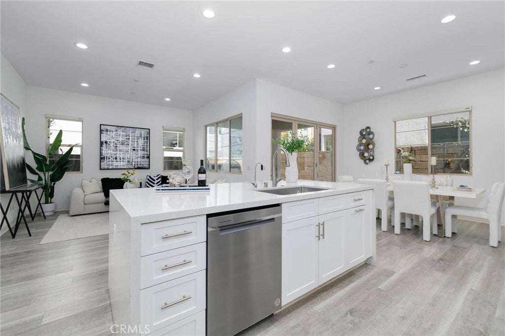 Irvine, California, 92618, United States, 3 Bedrooms Bedrooms, ,3 BathroomsBathrooms,Residential,Active,1942374