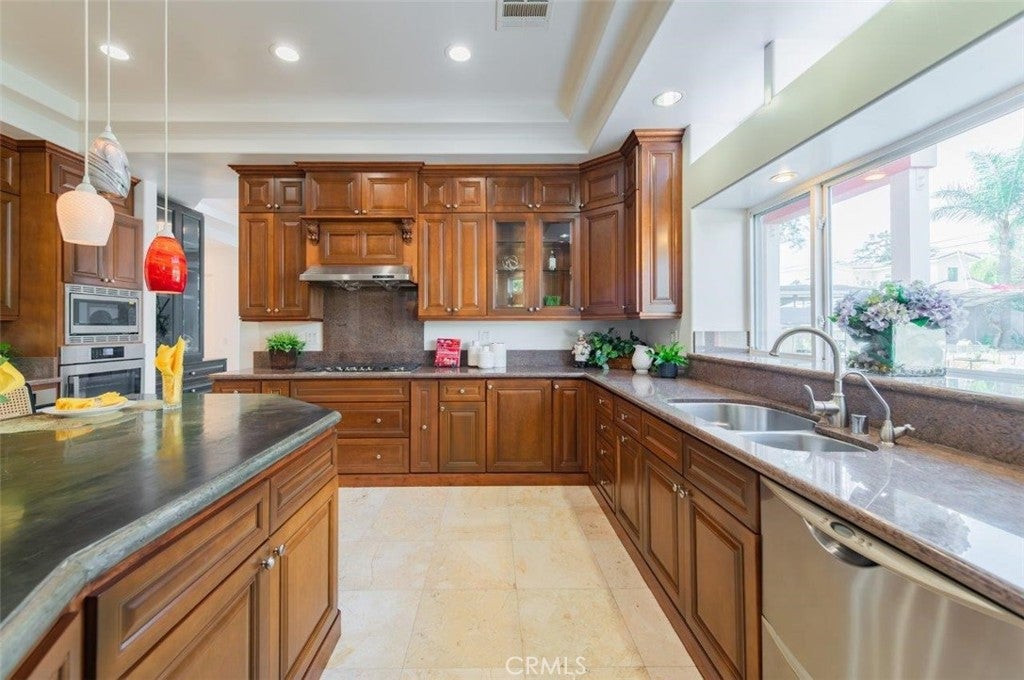 Pasadena, California, 91107, United States, 6 Bedrooms Bedrooms, ,5 BathroomsBathrooms,Residential,Active,1914920