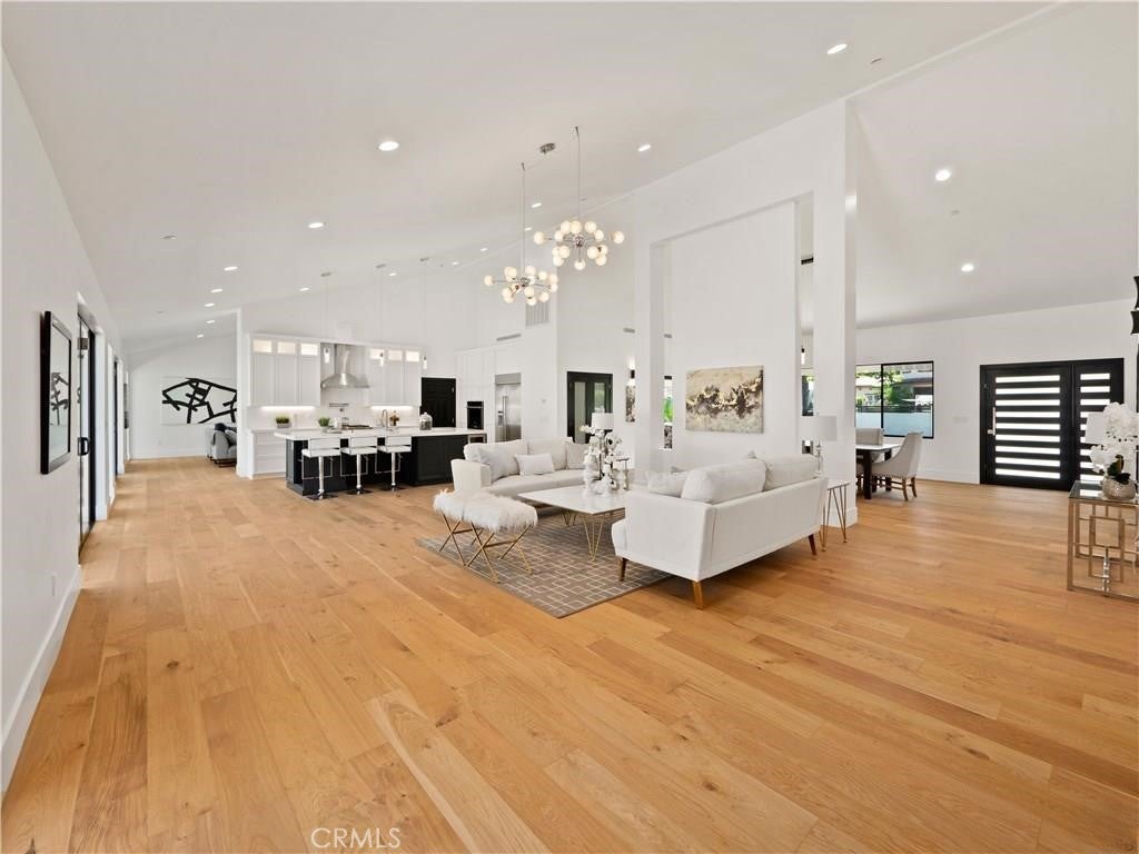Woodland Hills, California, 91367, United States, 5 Bedrooms Bedrooms, ,5 BathroomsBathrooms,Residential,Pending,1843402