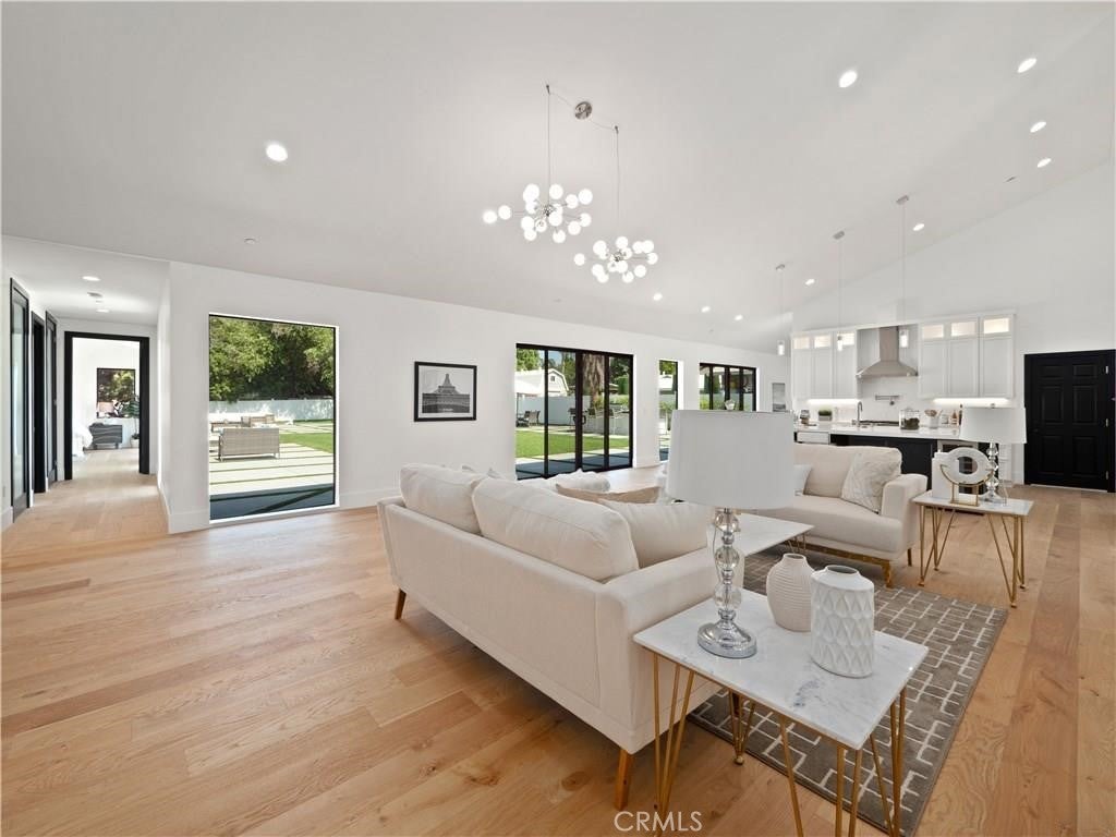 Woodland Hills, California, 91367, United States, 5 Bedrooms Bedrooms, ,5 BathroomsBathrooms,Residential,Pending,1843402