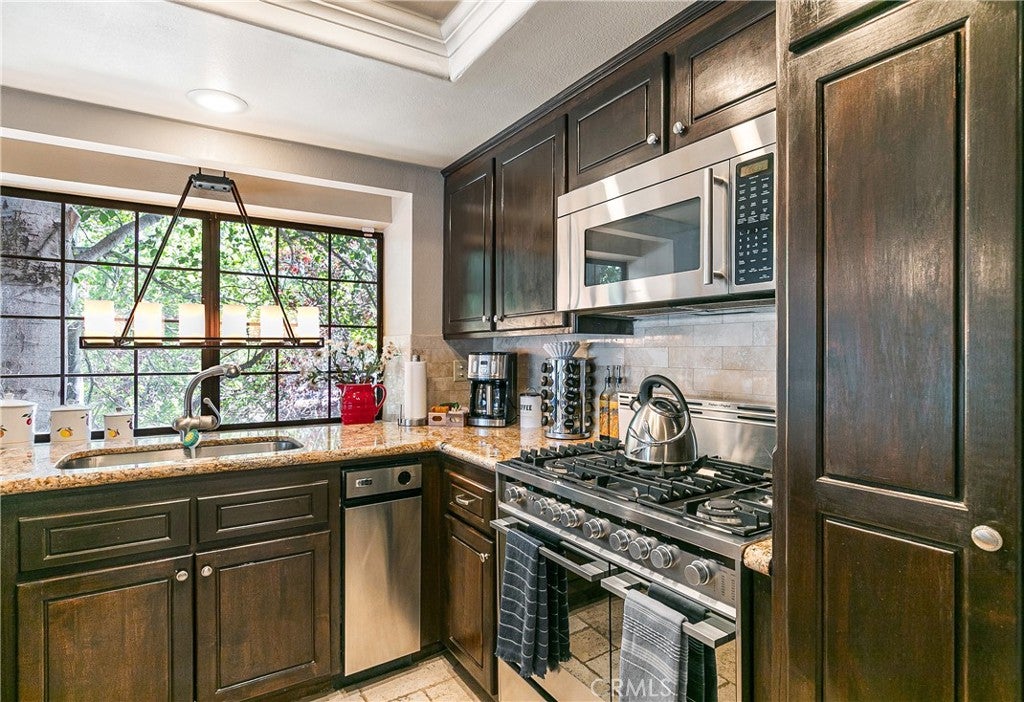 Lake Arrowhead, California, 92352, United States, 2 Bedrooms Bedrooms, ,3 BathroomsBathrooms,Residential,Active,1908134