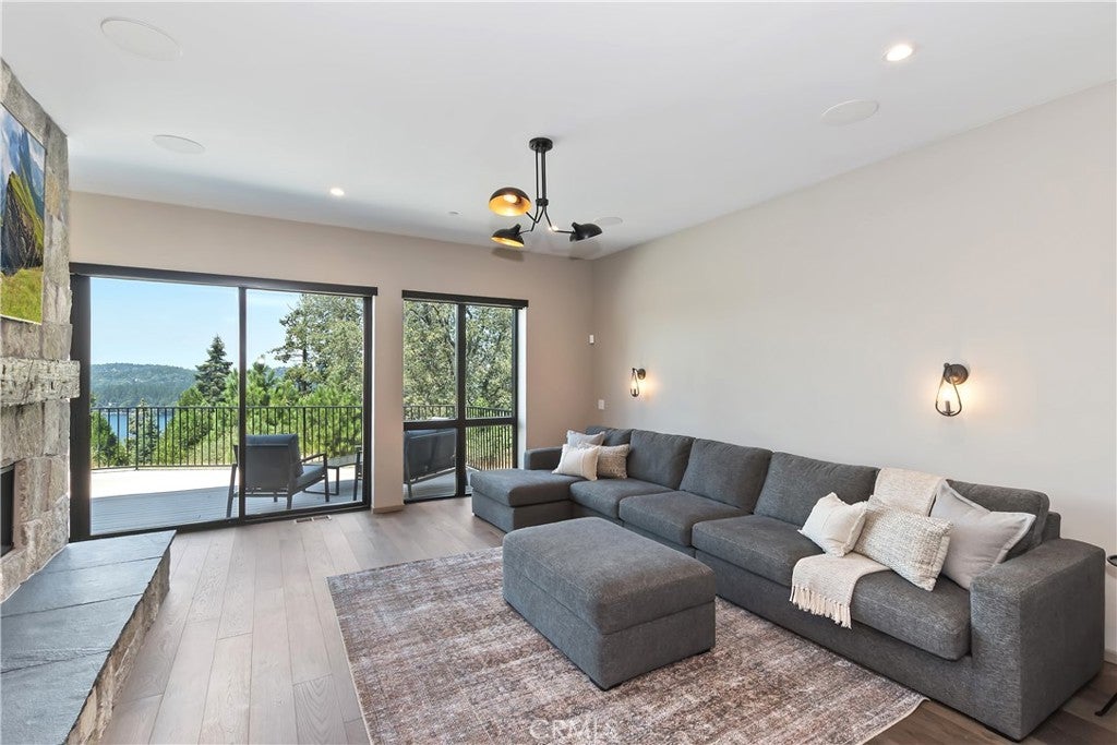 Lake Arrowhead, California, 92352, United States, 3 Bedrooms Bedrooms, ,3 BathroomsBathrooms,Residential,Active,1972160