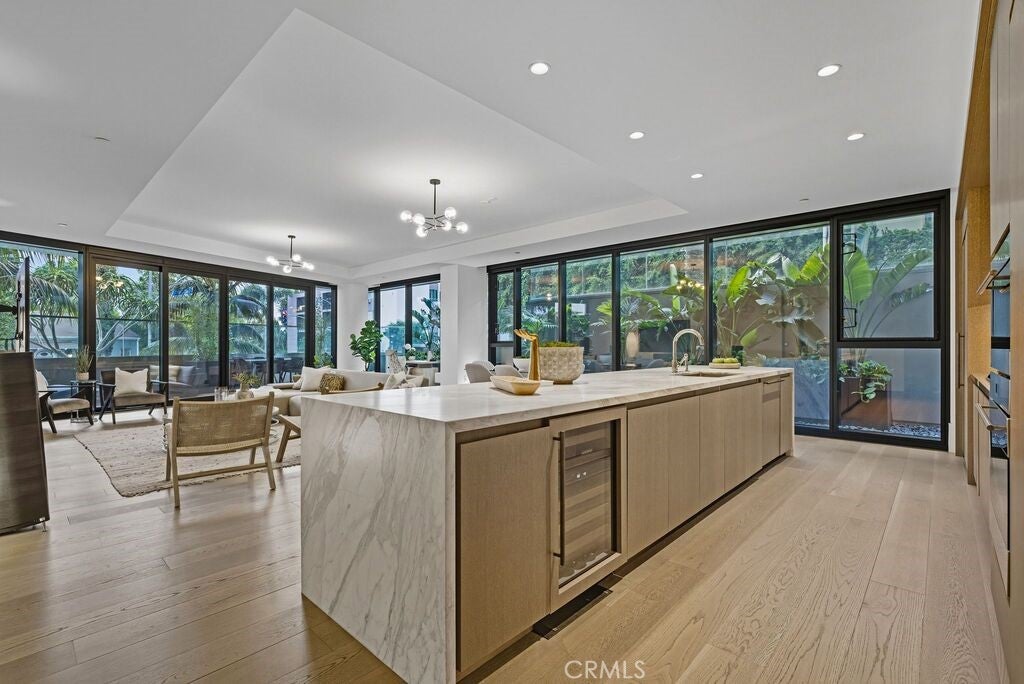 Los Angeles, California, 90069, United States, 2 Bedrooms Bedrooms, ,3 BathroomsBathrooms,Residential,Active,1995278