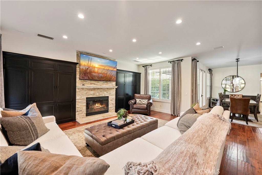 Valencia, California, 91381, United States, 5 Bedrooms Bedrooms, ,4 BathroomsBathrooms,Residential,Active,2007929