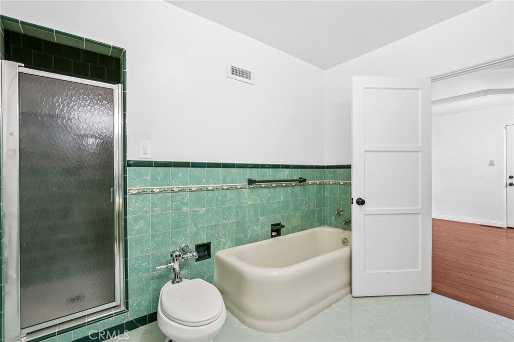 North Hollywood, California, 91602, United States, 3 Bedrooms Bedrooms, ,2 BathroomsBathrooms,Residential,Active,1914796