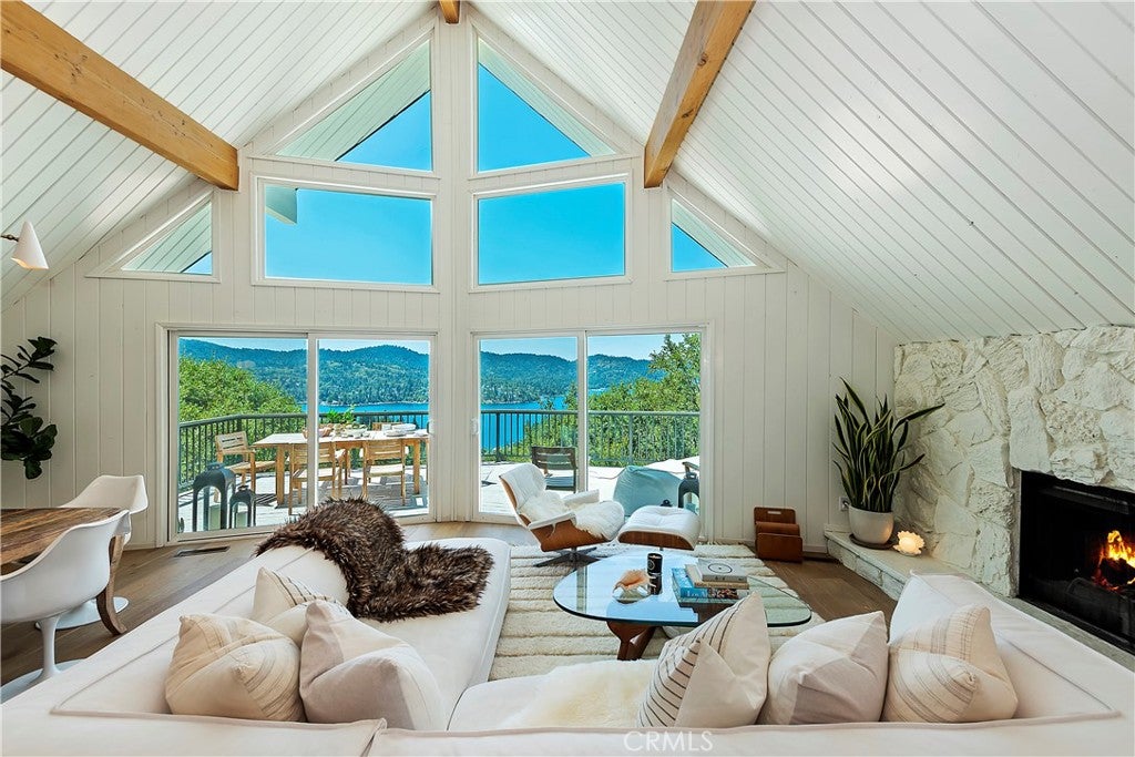Lake Arrowhead, California, 92352, United States, 4 Bedrooms Bedrooms, ,3 BathroomsBathrooms,Residential,Active,1953250