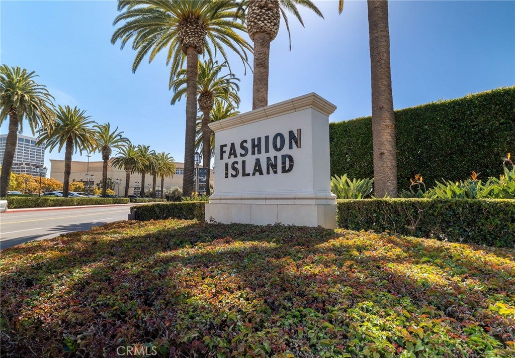 Costa Mesa, California, 92627, United States, 4 Bedrooms Bedrooms, ,3 BathroomsBathrooms,Residential,Contingent,1986895