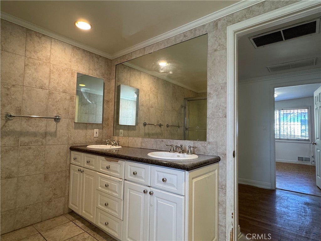 Los Angeles, California, 90036, United States, 5 Bedrooms Bedrooms, ,4 BathroomsBathrooms,Residential,Active,1995243