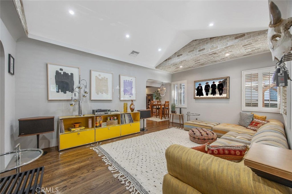 North Hollywood, California, 91602, United States, 4 Bedrooms Bedrooms, ,2 BathroomsBathrooms,Residential,Active,1954309